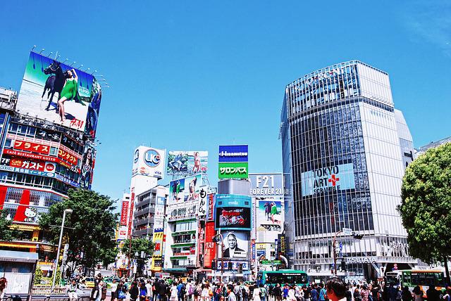 iPadを背負って渋谷を歩くアルバイト「Stchar !」 動画広告を見せて報酬