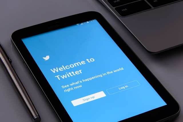 激務か退職か、マスク氏がツイッター社員に決断迫る 17日までに